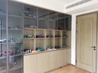 Armoire de chambre composite avec incrustation métallique ivoire, fond en marbre, comptoir intégré et miroir