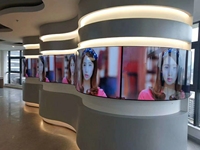 Pantalla OLED Curva Flexible 4K para Video Wall, Señalización OLED Curva para Exposiciones Comerciales