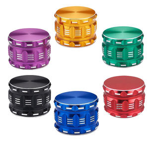 Molinos Clásicos de Aluminio para Hierbas, 2.5 Pulgadas, Negros, Manuales, Redondos, para Uso en la Cocina - Product Image 1