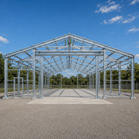 Bâtiment d'entrepôt extérieur en structure acier avec porte coulissante et toit à panneaux solaires pour usage en cour