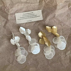 Pendientes Colgantes de Flor con Perlas y Circones Chapados en Oro Vintage para Mujer, Aretes Geométricos de Moda con Exageración, Accesorios de Joyería - Product Image 3