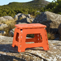 Tabouret pliable pour enfants en plastique durable et pratique pour la maison et l'extérieur, surface antidérapante, avec poignée de transport