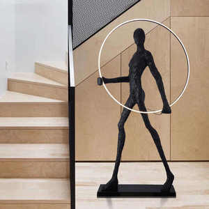 โคมไฟตั้งพื้นรูปปั้นเรซิ่นสีดำสำหรับตกแต่งภายใน โคมไฟตั้งพื้นรูปคนศิลปะสร้างสรรค์ โคมไฟตั้งมุมสำหรับห้องนั่งเล่น บ้านพักตากอากาศ บันได - Product Image 4