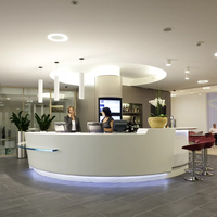 Bureau de réception d'hôtel de luxe moderne sur mesure en surface solide blanche, comptoir de bar incurvé, garantie 10 ans