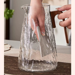 <span class=keywords><strong>Pichet</strong></span> à eau moderne en verre borosilicate texturé martelé de 1800 ml avec couvercle et poignée en noyer - Product Image 4
