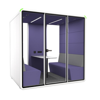 Cabina de Trabajo Moderna y Silenciosa, Personalización de Alta Gama, Insonorizada, con Escritorio Compacto de Laminado y Sofá Acolchado para 4 Personas