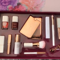 Coffret cadeau d'accessoires de brosse à cheveux avec logo personnalisé boîte en carton d'outils de brosse de beauté rose élégante avec couvercle de fenêtre transparent