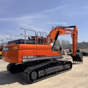 Excavatrice sur chenilles Doosan DX300LCA 30t d'occasion avec boîte de vitesses en stock, prix avantageux, durable, robuste, économe en carburant, puissante, en vente - Product Image 1