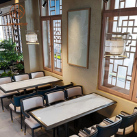 Ensemble de mobilier de café-restaurant, canapé en cuir de café avec cadre en métal et tables carrées en marbre assorties