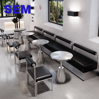 Ensemble de mobilier de style industriel moderne pour café/restaurant : banquettes, canapés, tables, chaises et bancs en acier inoxydable