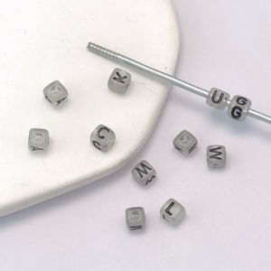 Vente en gros de perles d'espacement en vrac de l'alphabet phosphorescent de 500g de 5mm cube carré perle de lettre lumineuse pour l'amitié bijoux artisanat bricolage - Product Image 5