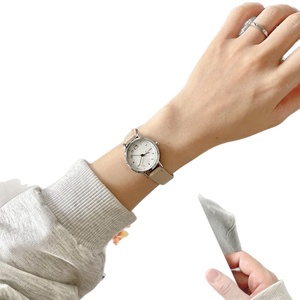 Montre-bracelet pour femme en cristal rose, cadran rond petit format, couleur or rose - Product Image 6