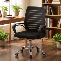 Chaise de bureau ergonomique en maille avec accoudoirs, base en métal chromé et roulettes pour le travail au bureau à domicile ou en entreprise