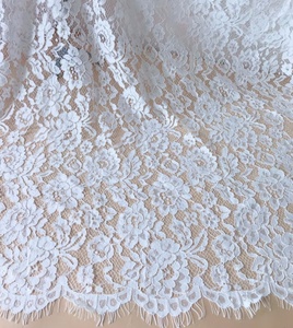 Tessuto in Pizzo Francese Smerlato Eco-Friendly 100% Poliestere Avorio con Motivi Floreali per Abiti <span class=keywords><strong>da</strong></span> <span class=keywords><strong>Sposa</strong></span> e Abbigliamento <span class=keywords><strong>da</strong></span> Festa - Product Image 4