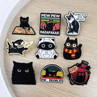 Großhandel Zinklegierung Schwarze Katzen-Brosche mit englischem Zitat, weicher Emaille, niedliches Haustier-Reversnadel-Abzeichen, modisches Kleidungs- und Rucksack-Geschenk