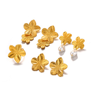 Boucles d'oreilles pendantes géométriques tendance en alliage d'acier inoxydable, style rétro français, avec perle et petit charme plaqué or 18 carats pour femme - Product Image 6