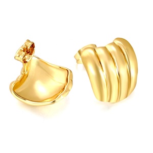 Boucles d'oreilles minimalistes tendance, géométriques irrégulières à trois griffes, lisses, en acier inoxydable plaqué or 18 carats, style chunky - Product Image 2