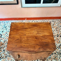Tables de chevet vintage en bois massif, tables de chevet rustiques avec rangement, meubles de chambre à coucher anciens, design incurvé sur le devant, pieds sculptés