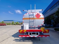 Nouveau camion-citerne SINOTRUK HOWO 4x2 de 10 000 L, camion-citerne de transport de carburant de 10 m³, camion-citerne de transport d'huile de 18 tonnes, camion de ravitaillement mobile à vendre