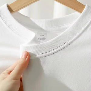 เสื้อยืดสีขาวล้วนสำหรับผู้ชาย ฤดูร้อน ผ้าฝ้าย 100% คุณภาพสูง น้ำหนัก 220 กรัม ราคาถูก รับทำโลโก้ตามสั่ง ขายส่ง - Product Image 2