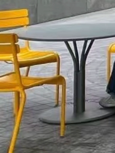 Ensemble de salle à manger d'extérieur tout <span class=keywords><strong>en</strong></span> aluminium empilable et résistant aux intempéries |   Table et chaises imperméables et antirouille pour cour, terrasse et café - Product Image 4