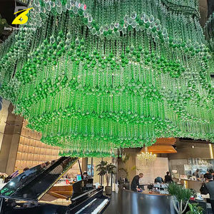 Lustre en cristal vert - Restaurant/lounge de luxe, éclairage ambiant vibrant et opulent - Product Image 2