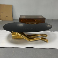 Décoration intérieure de la maison, art abstrait moderne, table basse créative en FRP avec des jambes dorées en forme de jambes humaines