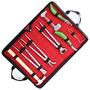 Kit de 8 Herramientas de Acero Inoxidable para Herrador con Estuche – Cuchillo para Pezuñas, Limpiador de Pezuñas, Pulidor y Alicates para Clavos para el Cuidado de Pezuñas de Caballos - Product Image 1