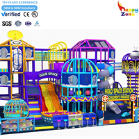 Installation de terrain de jeux intérieur pour enfants, thème immersif, avec dôme d'observatoire, tour OVNI, toboggans doubles en spirale et piscine à balles, structure de jeu pour enfants