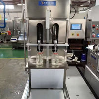 Deux machines de remplissage de liquide multifonctionnelles semi-automatiques, machines de remplissage d'eau, de sauce soja, de vinaigre, de jus et de vin.