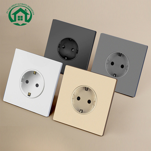 El enchufe de pared de latón blanco combina latón amarillo duradero para una conexión de energía fiable y elegante en cualquier habitación. - Product Image 1