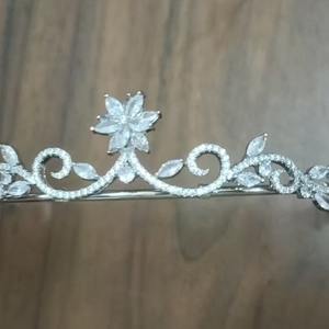 تاج زفاف فاخر مرصع بالزركون على شكل زهرة للعروس، مناسب للخطوبة والذكرى السنوية وحفلات التخرج وأعياد الميلاد - Product Image 5