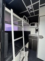 Remorque compacte pour 2 chevaux 2HAL-4900 avec canapé et table de salon, chargement en angle pour club équestre, concours hippique