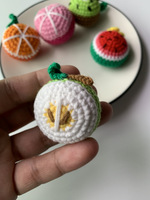 Handgemaakte gehaakte fruitjes, schattige zachte katoenen garen amigurumi handgevulde fruit gehaakte gebreide donut voedsel speelgoed sleutelhanger accessoires