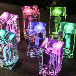 Lampe <span class=keywords><strong>de</strong></span> nuit en cristal en forme <span class=keywords><strong>de</strong></span> globe <span class=keywords><strong>de</strong></span> <span class=keywords><strong>basket</strong></span>-ball avec base lumineuse LED, artisanat en cristal en gros, gravure 3D à l'intérieur, joueur <span class=keywords><strong>de</strong></span> <span class=keywords><strong>basket</strong></span>-ball <span class=keywords><strong>NBA</strong></span> - Product Image 3