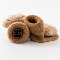 Vente en gros de chaussettes en coton éponge épaisse 3D dessin animé ours pour bébé chaussures chaudes antidérapantes jetables en éponge respirante