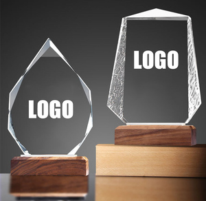 Xinrunjin Logotipo personalizado Trofeos de cristal Base de madera Premios corporativos para Reconocimiento de hitos Disponible Varias formas para - Product Image 1