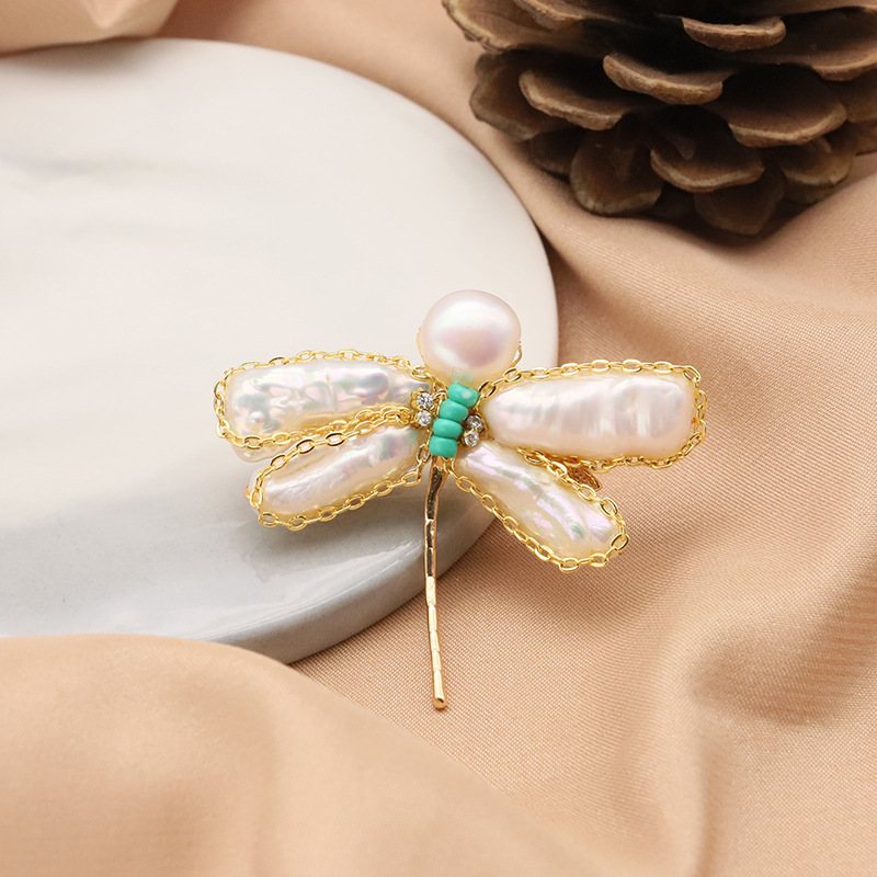 GO0332C-3 Broche libellule en perles baroques blanches