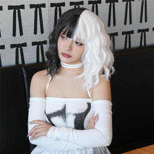 Perruques de cosplay <span class=keywords><strong>Cruella</strong></span> De Vil pour femmes Ainizi, 14 pouces, courtes et bouclées avec frange, moitié noire et moitié blanche - Product Image 2