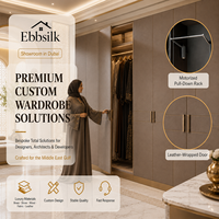 Dressing sur mesure de luxe avec portes battantes en verre teinté, du sol au plafond, pour chambre de villa