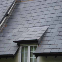 Tuiles en ardoise noire naturelle chinoise bon marché, surface fendue, résistantes aux acides, pour revêtement mural extérieur et toitures de villas