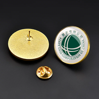 Badge de conception de mode personnalisé, broche papillon creuse en métal, épinglette lettre, badge de revers en émail, badge d'identification scolaire ou d'entreprise avec chaîne