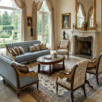 Ensemble de canapés royaux en cuir capitonné avec dossier boutonné, structure en bois massif finition antique, mobilier de salon de luxe