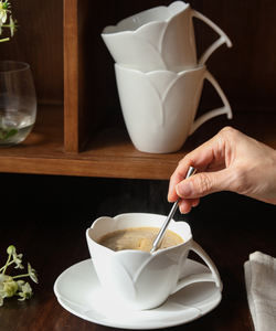 Juego de Tazas y Platos de Cerámica con Flores en Relieve de Alta Gama, Taza de Porcelana con Pétalos de Tulipán, Logotipo Personalizado para Cafetería y Regalo de Boda - Product Image 6