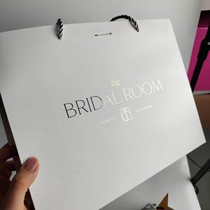Sac en papier mat de luxe avec logo personnalisé en feuille d'or pour l'emballage de bijoux, cosmétiques et lunettes, avec nœud en ruban - Product Image 2