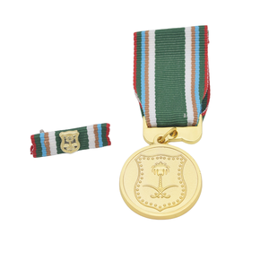 Médaille d'or plaquée or de Dubaï avec boîte en velours rouge - Product Image 2
