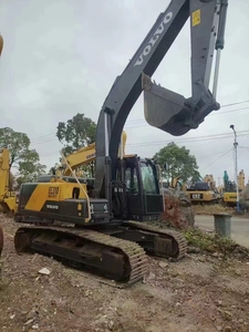 Excavatrice sur chenilles Volvo EC210 d'occasion, d'origine suédoise, de taille moyenne, pour travaux de terrassement, construction routière et infrastructures. - Product Image 4