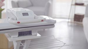 Plancha de vapor automática de 1.4KW para ropa, con tabla de planchado y función de secado de prendas, 65cm - Product Image 3