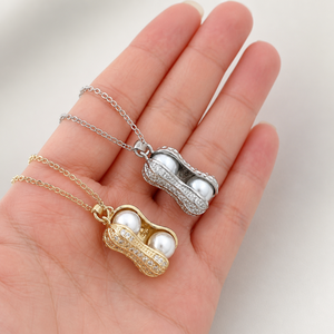 Collana con Ciondolo a Forma di Arachide Placcato Oro, con Scanalature a Conchiglia Aperta, Incastonato con Zirconi Radianti e Perle, per la Persona Amata - Product Image 1