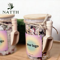 Sels de bain aux huiles essentielles naturelles NATTH - Infusés aux fleurs séchées - Pot avec couvercle en bois de qualité supérieure - Pour bain relaxant et bain de pieds